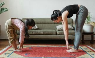 Bienfaits du yoga pour enfants et adultes : guide complet