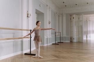 Photo d'illustration : studio de danse barre parquet lumière