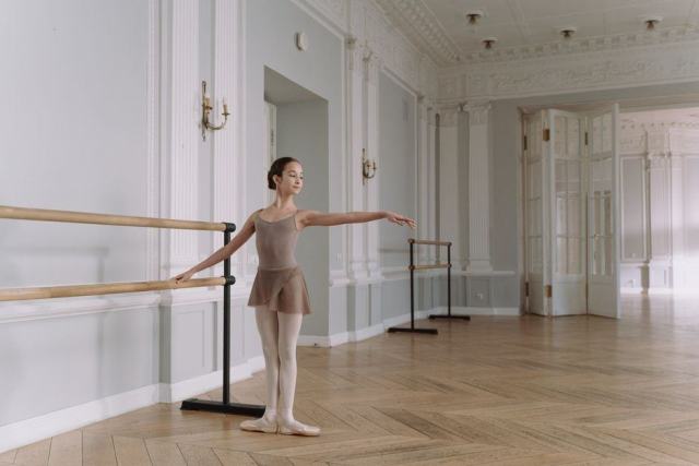 Photo d'illustration : studio de danse barre parquet lumière