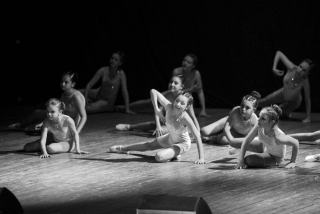 Danseuses en costume de scène attendant leur entrée en coulisses