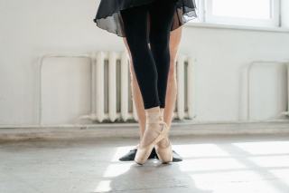 Pieds et chevilles d'une danseuse dans un studio de danse