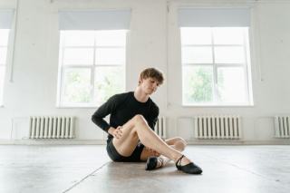 Pieds et chevilles d'une danseuse dans un studio de danse