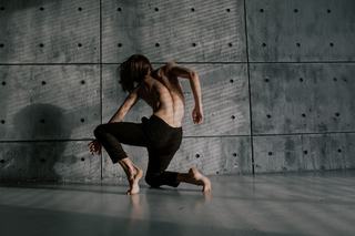 Danse et scoliose, un dos dévié peut-il tenir la barre ?